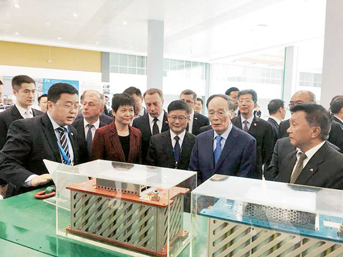  2018年國家副主席王岐山參觀考察新筑奧威超級(jí)電容